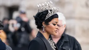 Een brutale miljoenenroof, een adellijk pronkstuk en een magisch mode-moment in Parijs. Ontdek het verhaal achter de tiara van keizerin Eugénie.