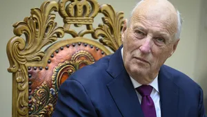 Feest of crisis? Koning Harald tikt de 89 aan te midden van opgedoken Epstein-mails en politieonderzoeken.