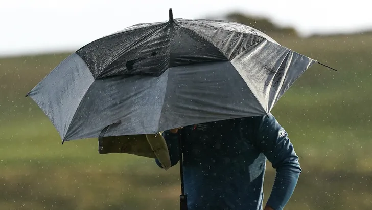 Luiten hoefde niet eens meer naar buiten in Durban waar harde regen de baan onspeelbaar maakte.