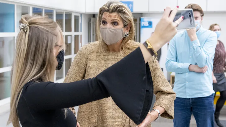 Máxima slaat aan het vloggen