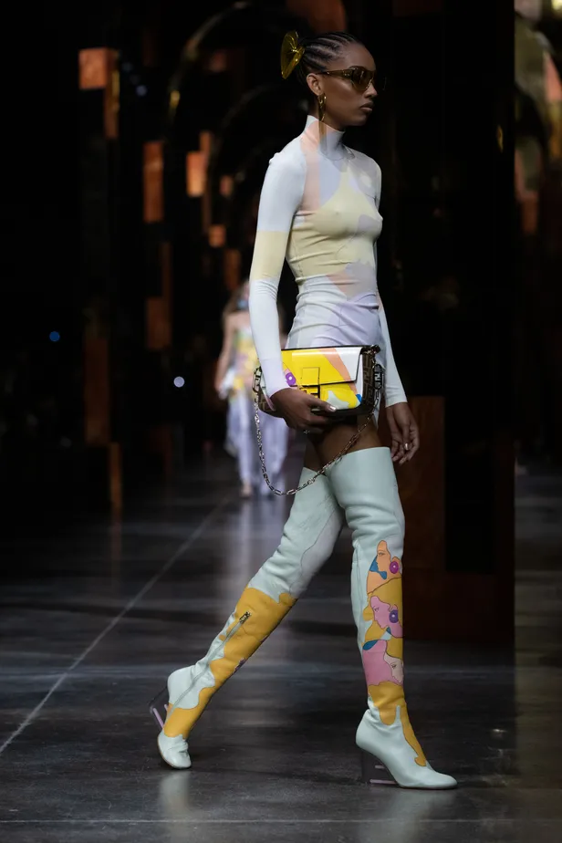 Model draagt Fendi Baguette tijdens Fendi show, Milan Fashion Week Spring/Summer 2022. 