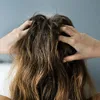 Zo voorkom je dat droogshampoo vervelend aanvoelt op je haar | Grazia