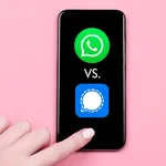 Telefoon met WhatsApp en Signal logo's erop