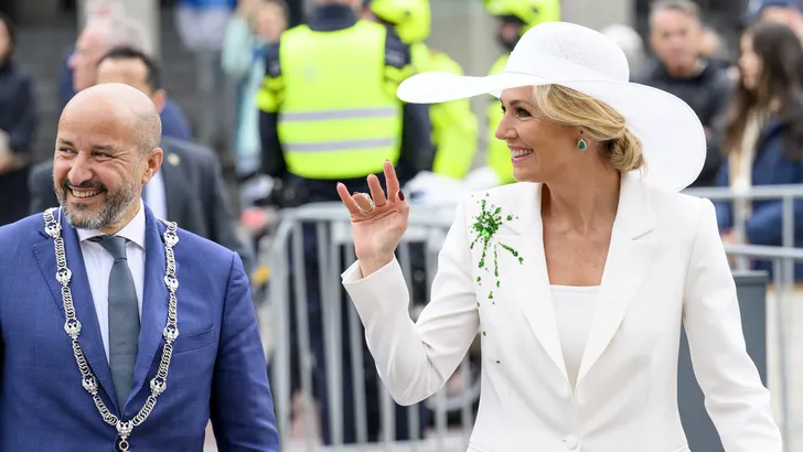 De lat lag hoog voor Koningin Máxima in Arnhem. Ontdek waarom haar stijlvolle outfit toch voor discussie zorgde.