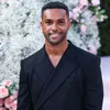 Dit vindt Lucien Laviscount van de outfits in Emily in Paris | Marie Claire
