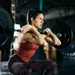 vrouw is keihard aan het trainen in de gym