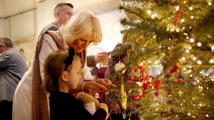 Camilla's kerstlook: classy in crème