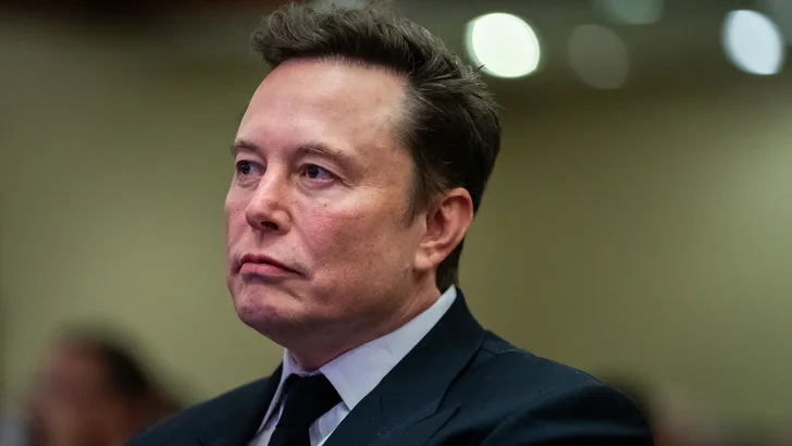 Elon Musk breekt historisch record en is nu als eerste mens ooit meer dan 800 miljard dollar waard