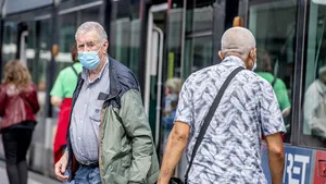 Drukte in de winkelstraat mensen met mondkapjes