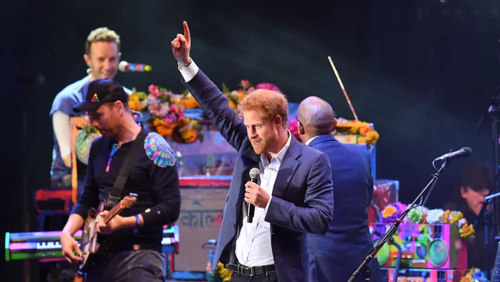 Prins Harry met op de achtergrond prins Seeiso bij het Sentebale Concert te Kensington Palace.