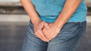 Een man die moet plassen