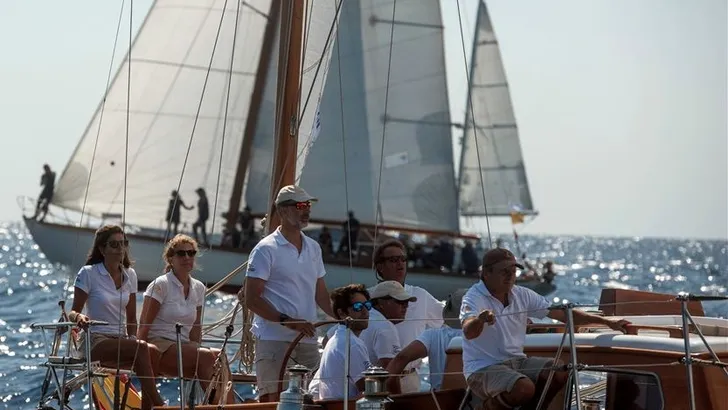 Koning Felipe geniet met volle teugen van zeilrace
