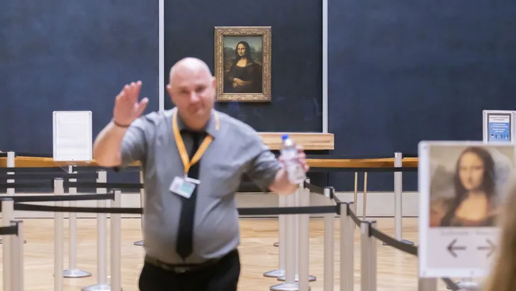 Video | Mona Lisa bekogeld met taart door als bejaarde vrouw verklede museumbezoeker