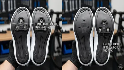 Close-up van de onderkant van een wielrenschoen waarop met lijnen het verschil wordt getoond tussen de normale positie van een schoenplaatje en de extreme 'Pogačar-positie' verder naar achteren.