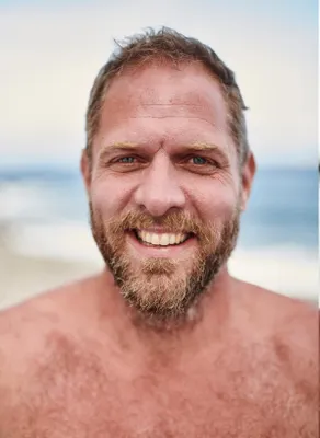 Zoek de verschillen: Mark Slats vóór en ná 32 dagen op zee.