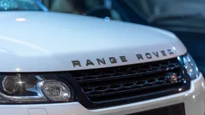 Man koopt oude Range Rover als opknapper en doet een bizarre ontdekking in de papieren