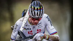 Mathieu van der Poel kampt met trainingsachterstand door knieproblemen