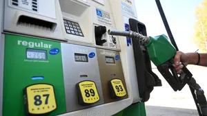 Amerikanen klagen over 'recordprijzen' voor benzine, maar dit betalen ze per liter