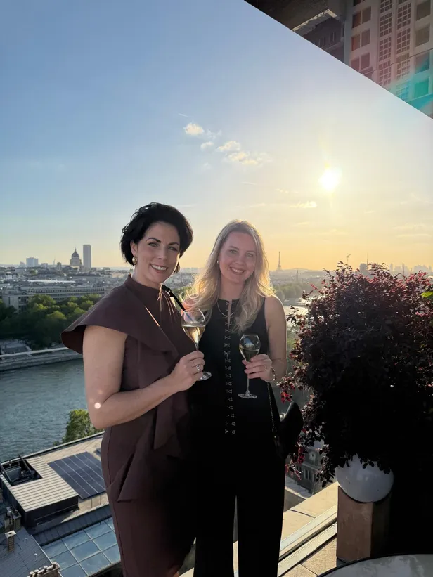 Annelies en Laura proosten samen op de nieuwe geur van Guerlain 