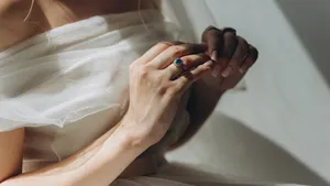 Vintage verlovingsring kopen – Foto van bruid met ring in 'Princess Diana'-stijl.