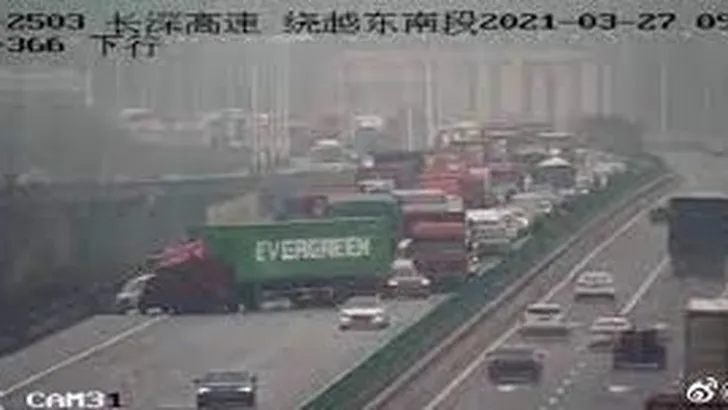 LOL! Evergreen container blokkeert snelweg in China