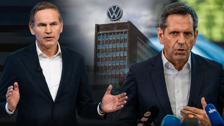 Oliver Blume en Olaf Lies met het Volkswagen-hoofdkantoor tussen hen in.