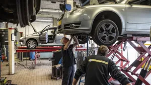 Autobezitters bezoeken vaker de garage maar betalen minder per beurt