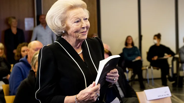 Prinses Beatrix in gesprek met nabestaanden 'foute' Nederlanders 