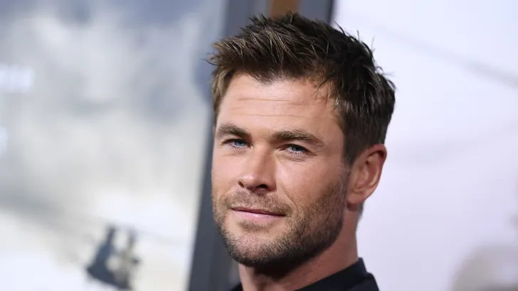 Chris Hemsworth brengt lifter via helikopter op bestemming