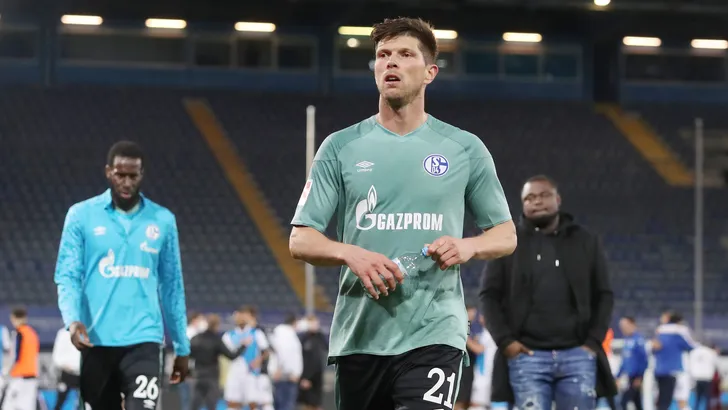 Schalke-spelers op de vlucht voor woedende fans na degradatie