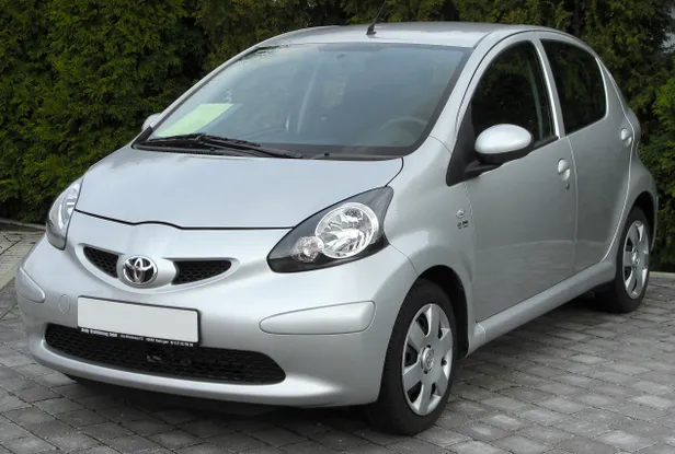 Zilveren vijfdeurs Toyota Aygo van de eerste generatie uit circa 2010