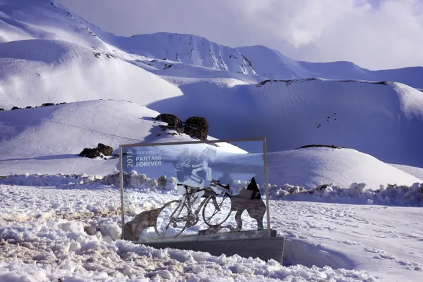Het Pantani-monument op de Col du Galibier