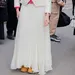 Vrouw met stijlvolle lange rok aan tijdens fashion week.