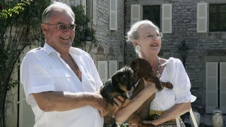 Prins Henrik zet puppy's in als charmeoffensief