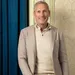 Gert verhulst openhartig over 'man boobs' en bodyshaming. – Foto van Gert Verhulst in beige pak voor Beau Monde 12 2024.