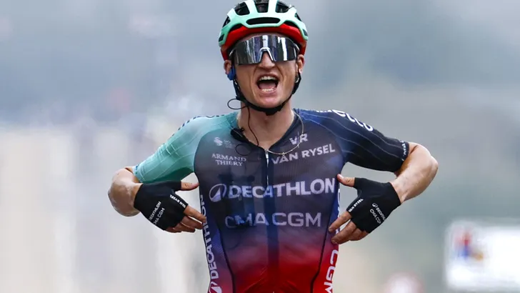 Er is één favoriet met vijf sterren voor de Vuelta a España: Tadej Pogacar. De andere favorieten komen hooguit tot één ster. De vraag vooraf lijkt dan ook: wie kan binnen de 10 minuten blijven van de Sloveen?