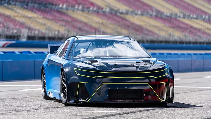 NASCAR test eerste moderne auto in 50 jaar