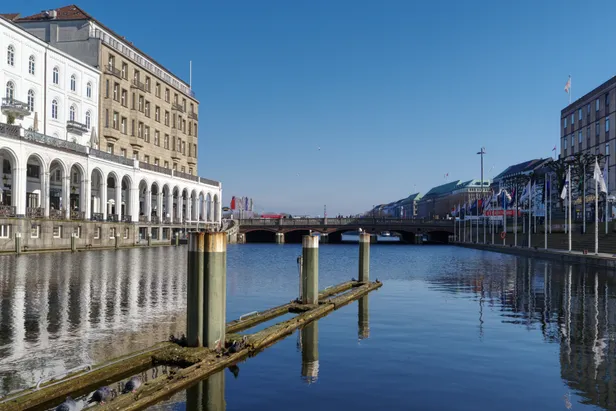 Lekker samen langs de rivier de Alster wandelen