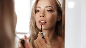 Hoe je met concealer een optische lip lift creëert