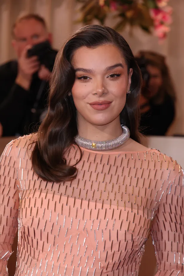 Hailee Steinfeld gespot met glass hair bij de Golden Globes 