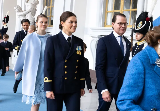 Prinses Victoria ruilde haar robes in voor haar militaire uniform. Haar dochter, prinses Estelle koos voor een lieflijk jurkje van Self-Portrait. (Beeld: NL Beeld)