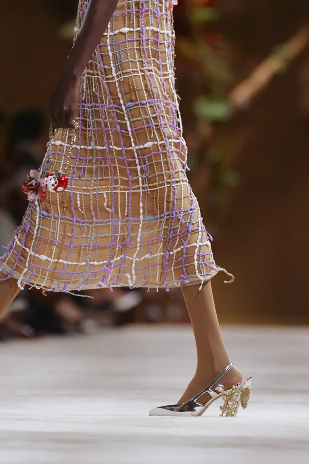 Detail van een hak tijdens de Chanel Haute Couture fashion show in Parijs 2026.