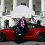 Donald Trump in een Tesla van Elon Musk
