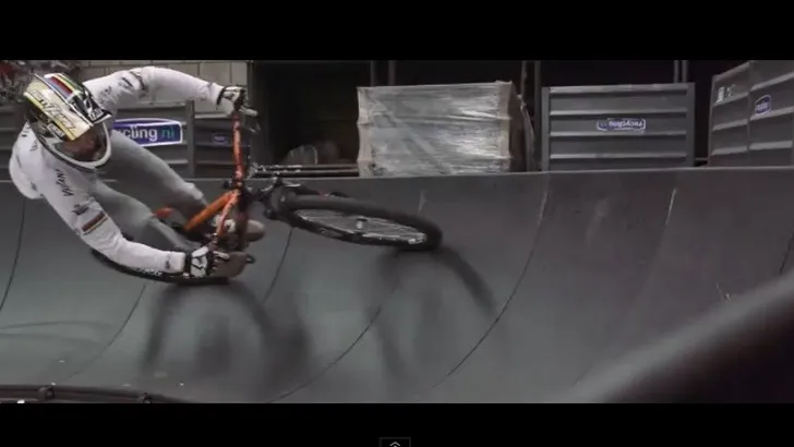 VIDEO: Wichman en Koekoek stunten in loods