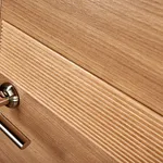 Een houten buitendeur.
