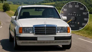 Witte Mercedes-Benz W124 200 D rijdt over een landelijke weg in Frankrijk