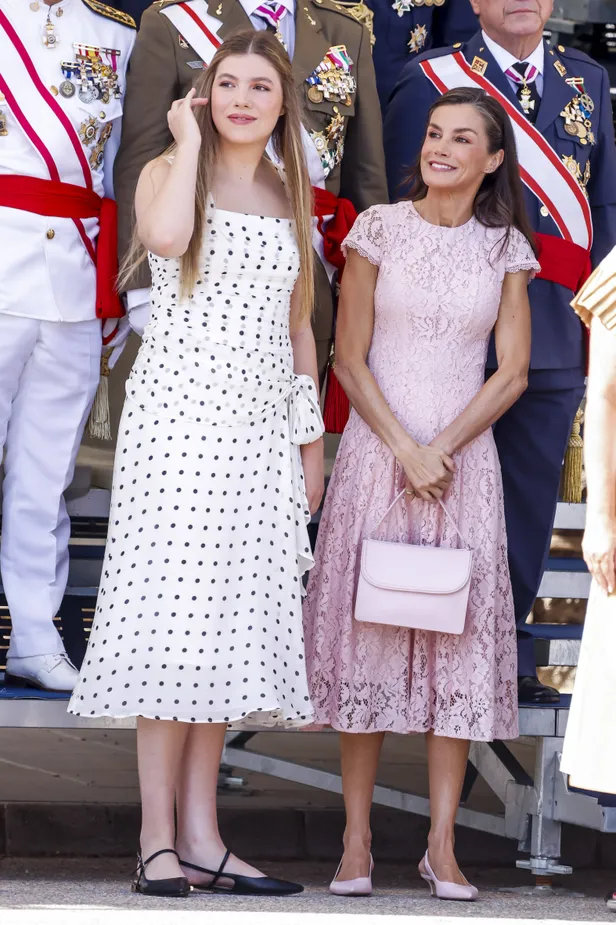 Koningin Letizia en prinses Infanta Sofia tijdens de militaire parade op de Fiesta Nacional 2026.