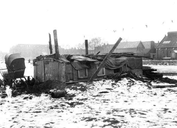 Woning in de roef van een gezonken schip aan de Singelweg in Groningen, 1920-1925