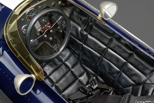 Cockpit van de Eagle met houten stuur, leren kuip en toerenteller tot 12.000. Beeld: RM Sotheby's.