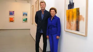 Koningin Sonja exposeert met hunk van A-ha